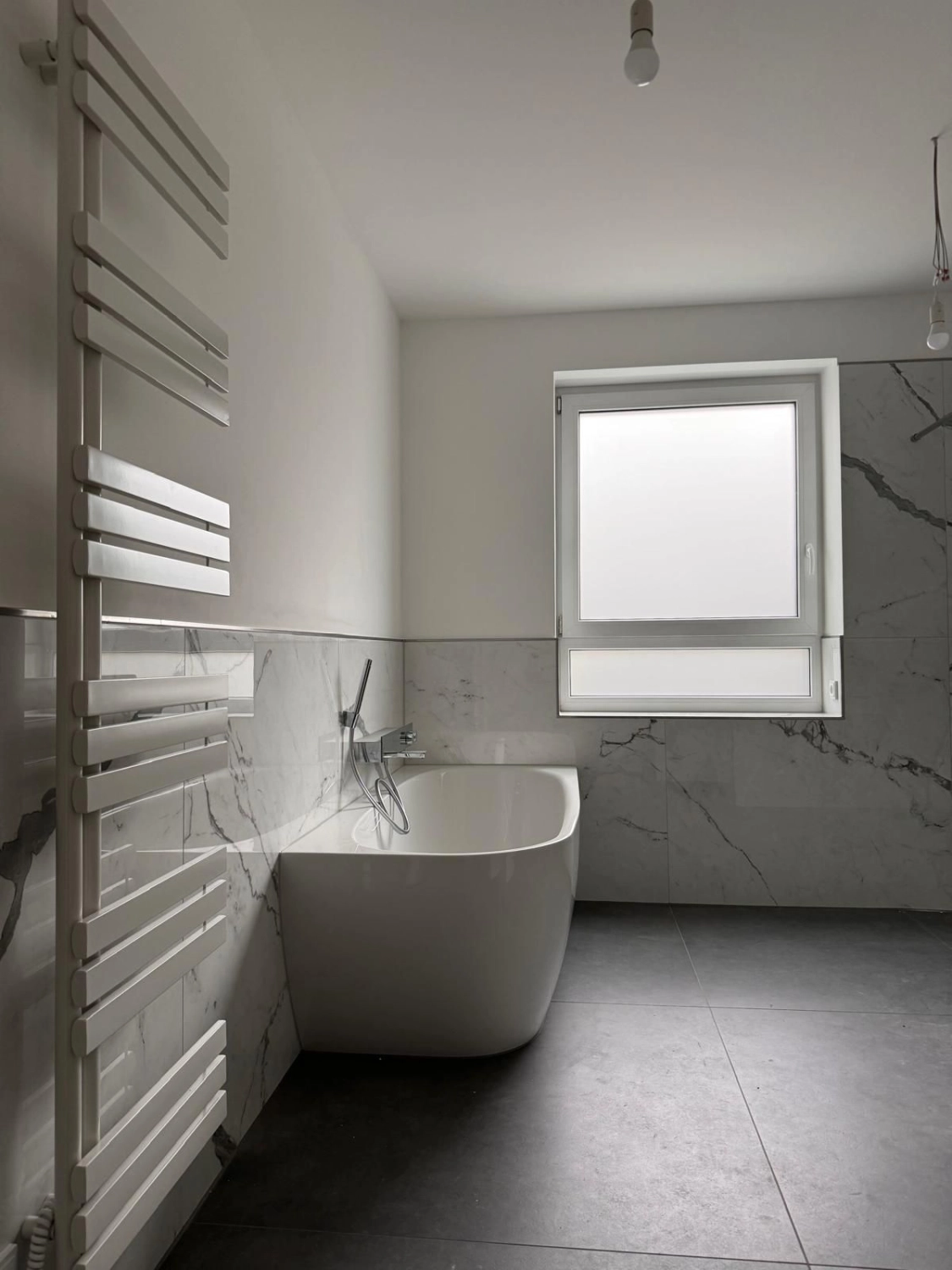 Badezimmer gefliest von Amoroso Fliesen