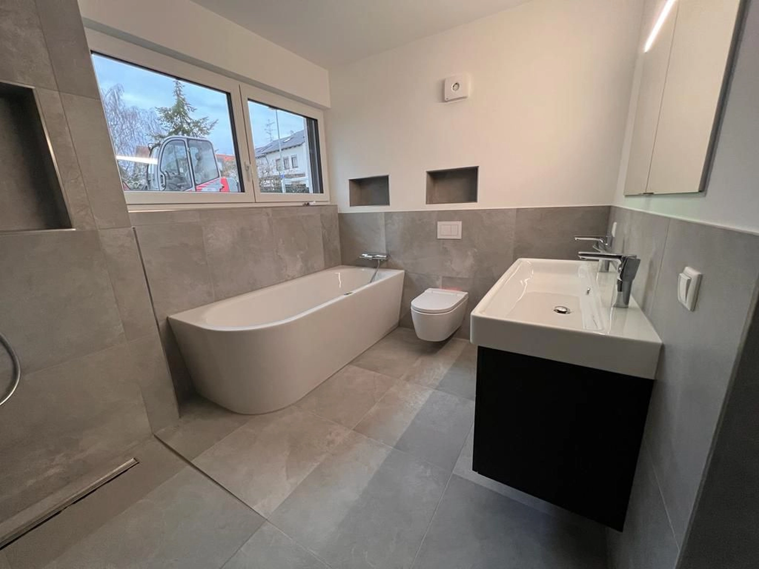 Badezimmer gefliest von Amoroso Fliesen