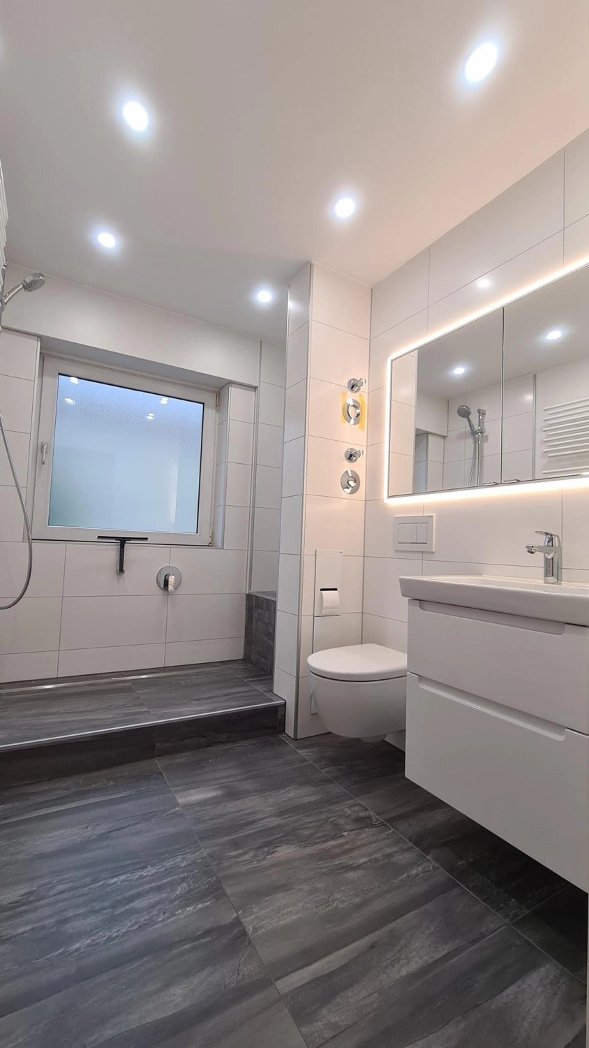 Badezimmer gefliest von Amoroso Fliesen