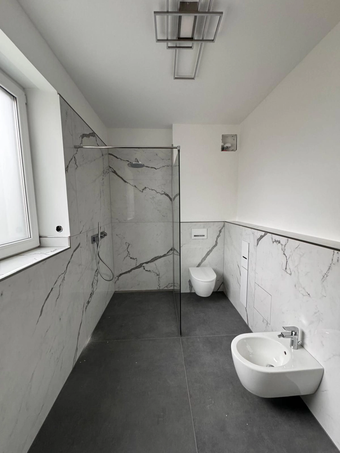 Badezimmer gefliest von Amoroso Fliesen